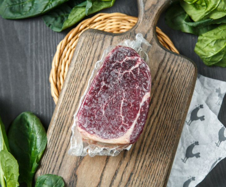 Мираторг фермерский бычок рибай 5кг. Говядина в травах. Стейк из говядины травяной откорм. Говядина травяного откорма. Стейк рибай мираторг.