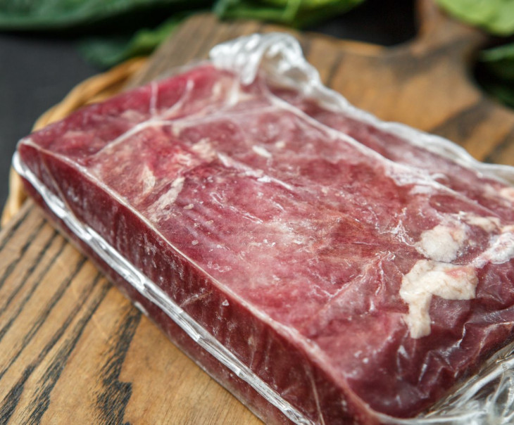Мираторг шея говяжья охлажденная. Травяная говядина. Говядина в травах. Мясо говядины зернового откорма. Травяная говядина.