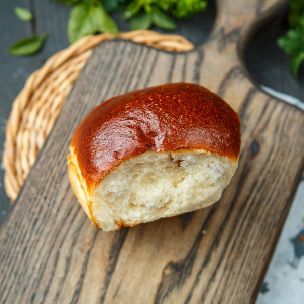 Сдобная булочка с изюмом