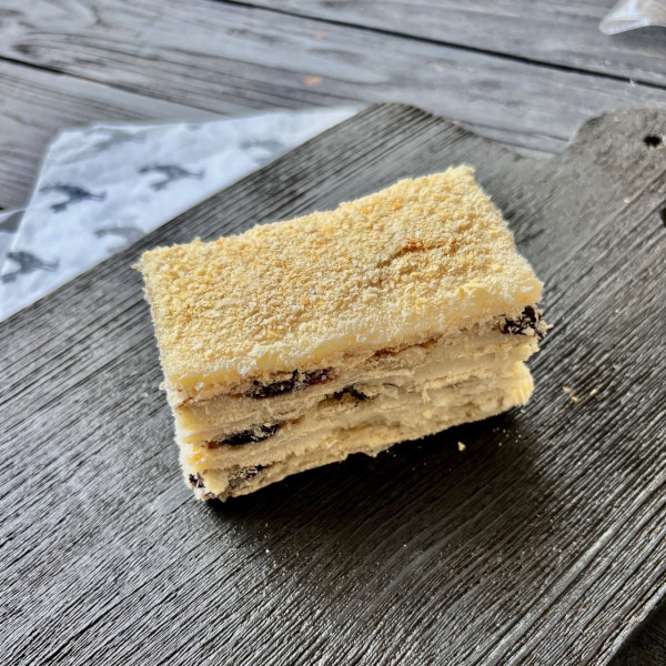 Пирожное Наполеон с черносливом и грецким орехом