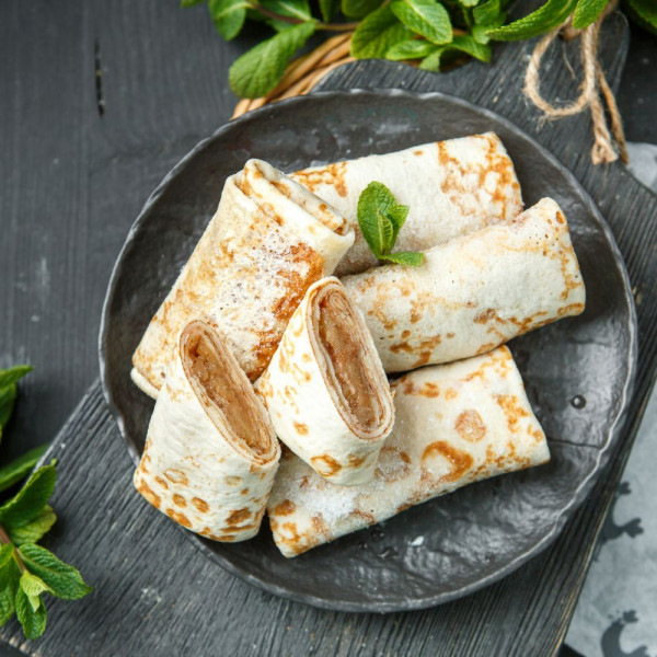 Блины с яблоком и брусникой