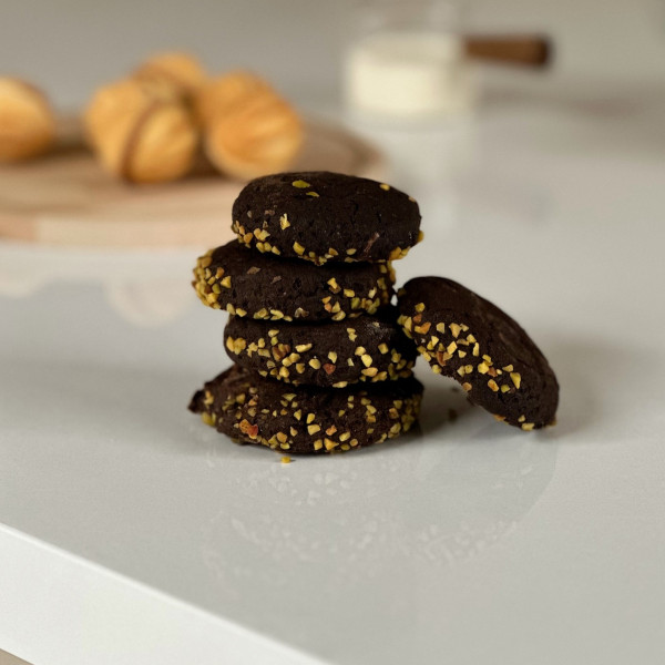 Печенье шоколадное с фисташкой