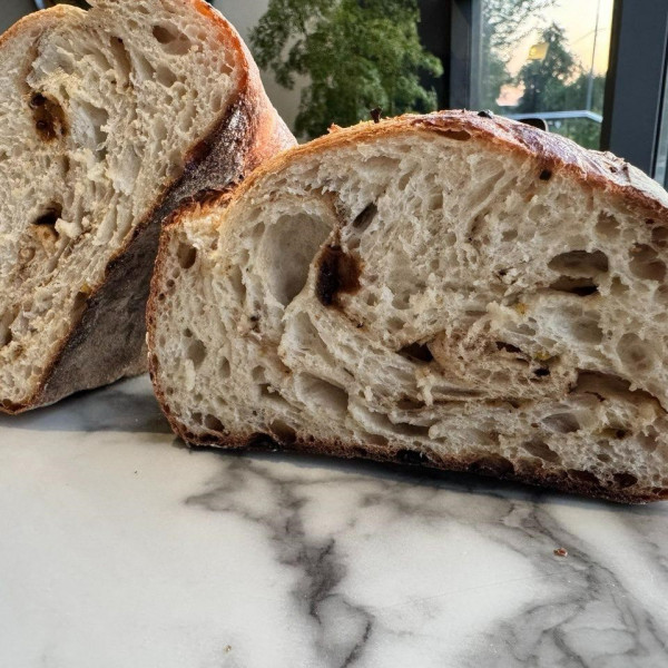 Французская булка с черным чесноком