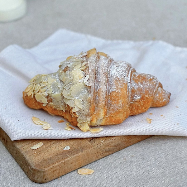 Круассан миндальный с брусникой