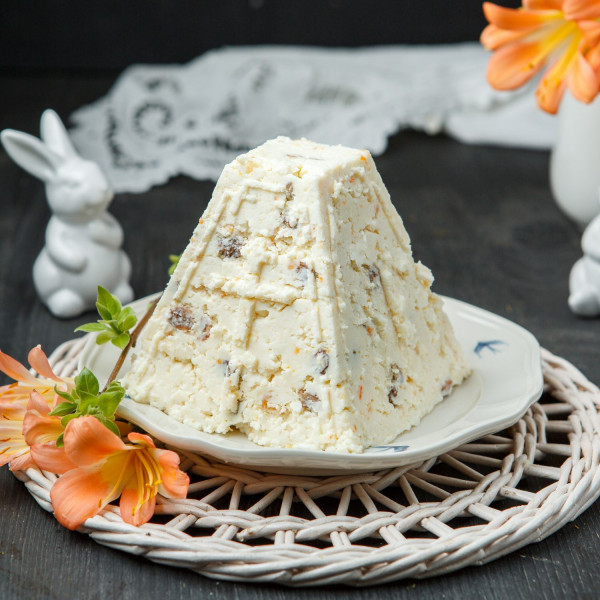 Пасха творожная с сахаром, изюмом и апельсиновой цедрой