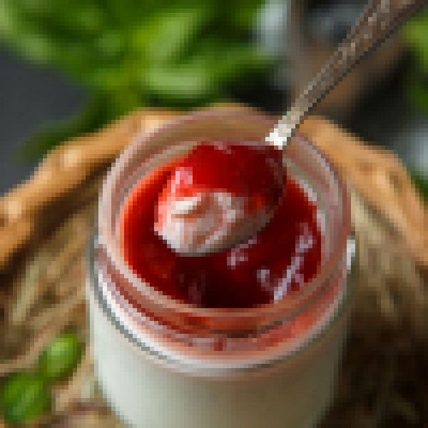 Йогурт термостатный из козьего молока с клубникой