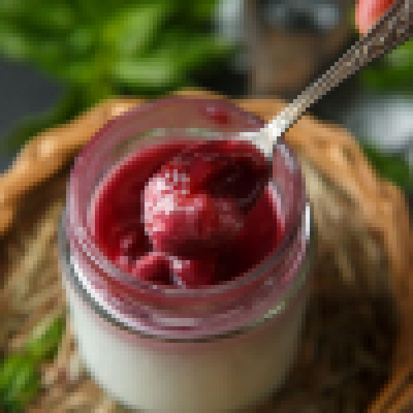 Йогурт термостатный из козьего молока с вишней