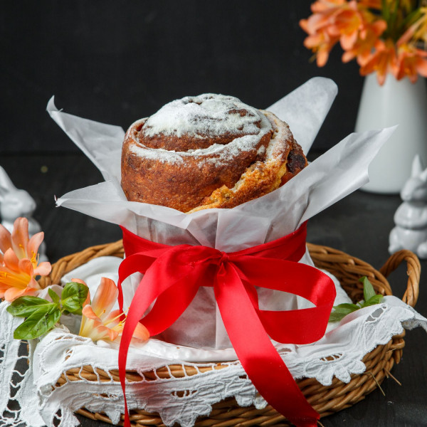 % Кулич-Краффин с миндальным кремом, цукатами апельсина и вяленой клубникой