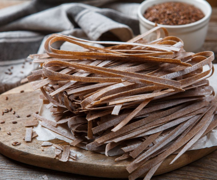 Толстая лапша удон. Домашняя лапша приготовленная. Лапша из цельнозерновой муки. Лапша из ржаной муки. Ги лапша из ржаной муки.