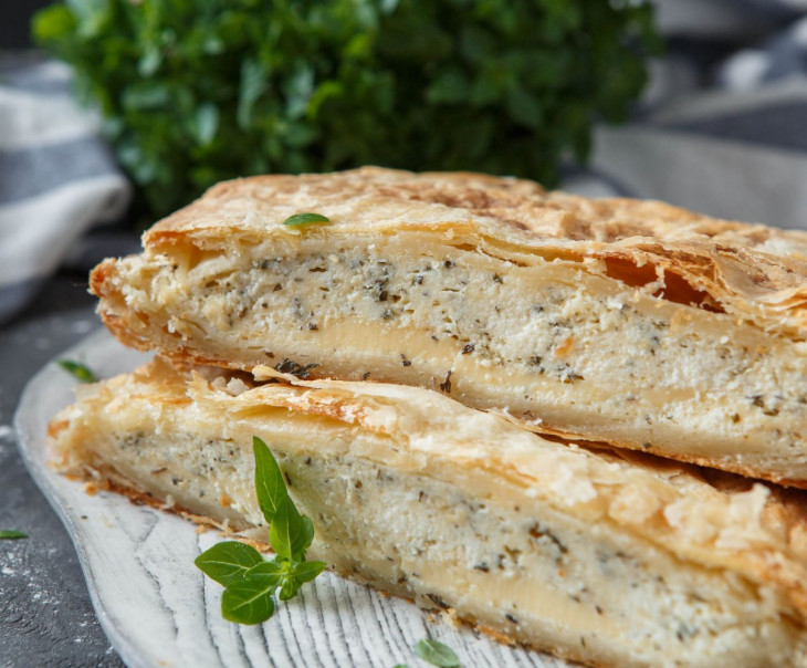 Пирог с брынзой крученый. Штрудель с брынзой. Пирожки с брынзой. Пирог с брынзой и картофелем. Выпечка с брынзой рецепты.