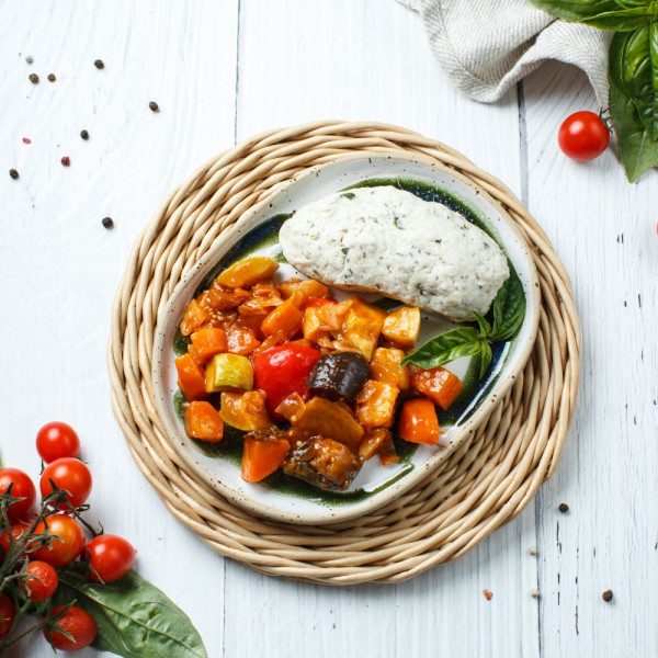 Котлета на пару куриная со шпинатом и овощное рагу