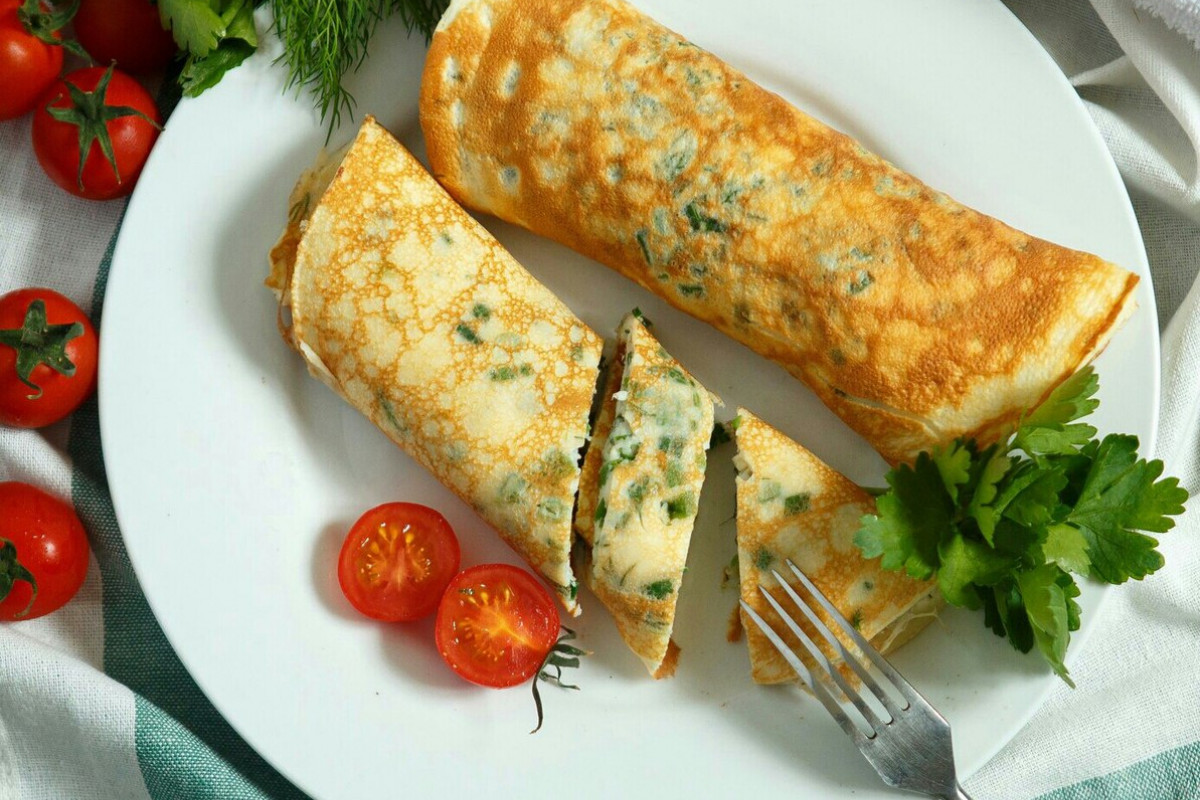 Яичный рулет с начинкой на завтрак